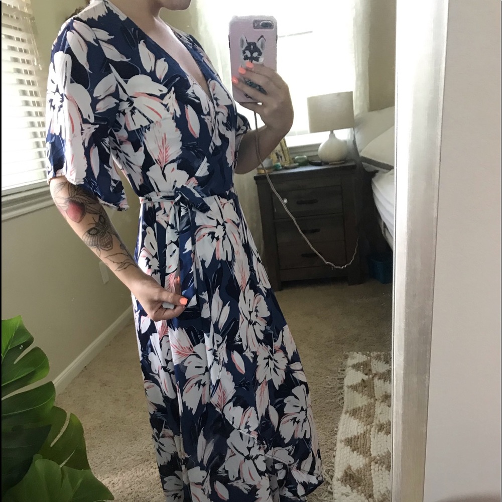 BEAUTIFUL BOUTIQUE Navy Wrap dress w/floral design